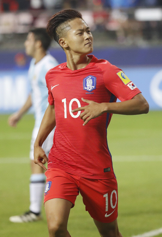 자신만만 이승우의 선제골  23일 오후 전북 전주월드컵경기장에서 열린 2017 국제축구연맹(FIFA) 20세 이하(U-20) 월드컵 조별리그 A조 대한민국과 아르헨티나의 경기. 전반전 한국 이승우가 선제골을 넣고 세리머니를 하고 있다.